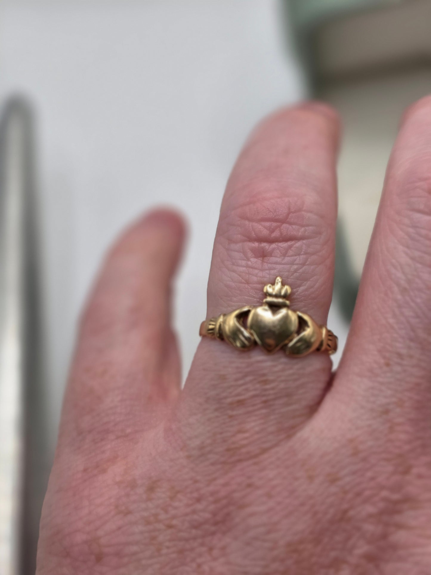 9ct gold claddagh ring