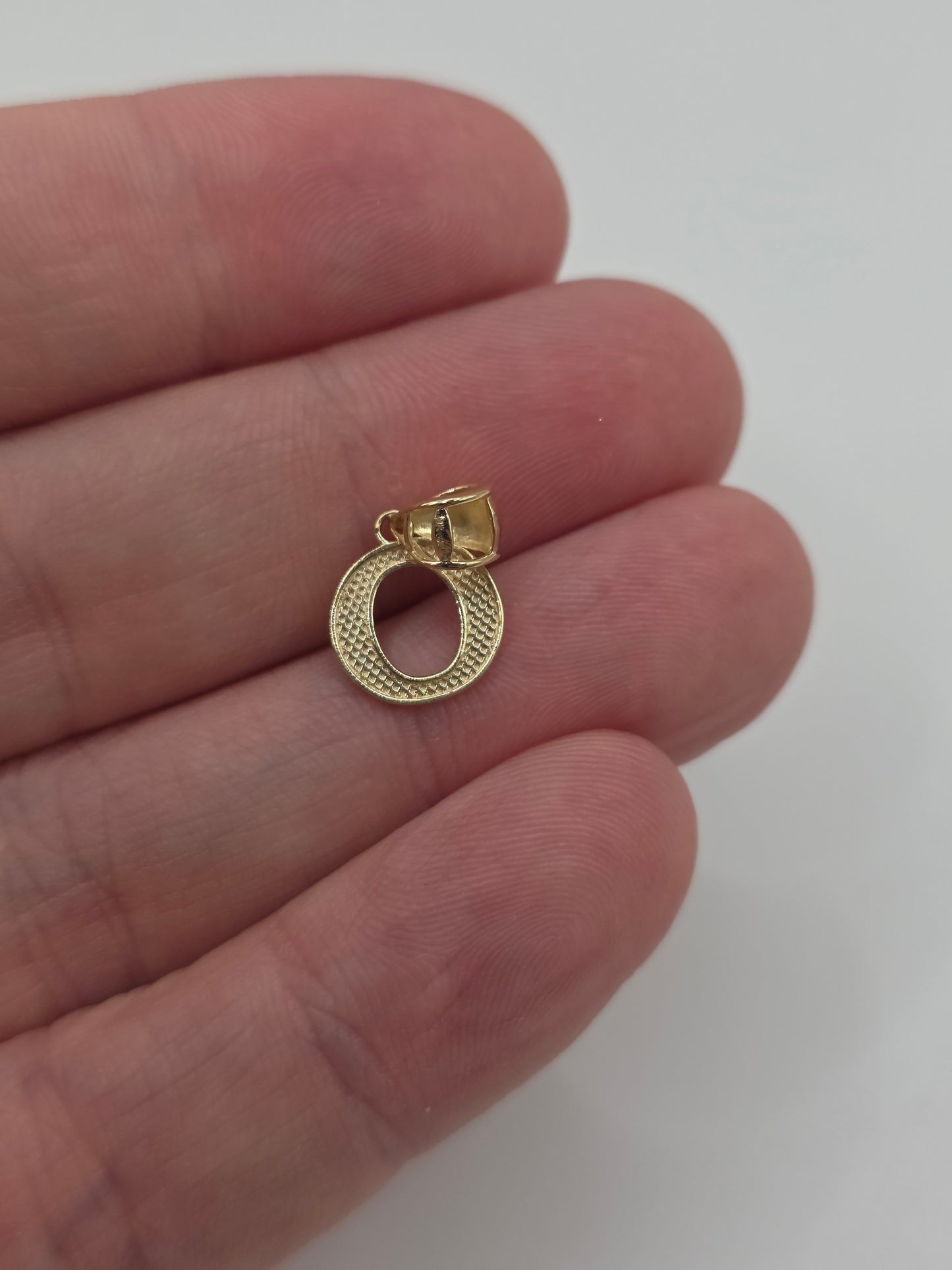 9ct gold initial O pendant