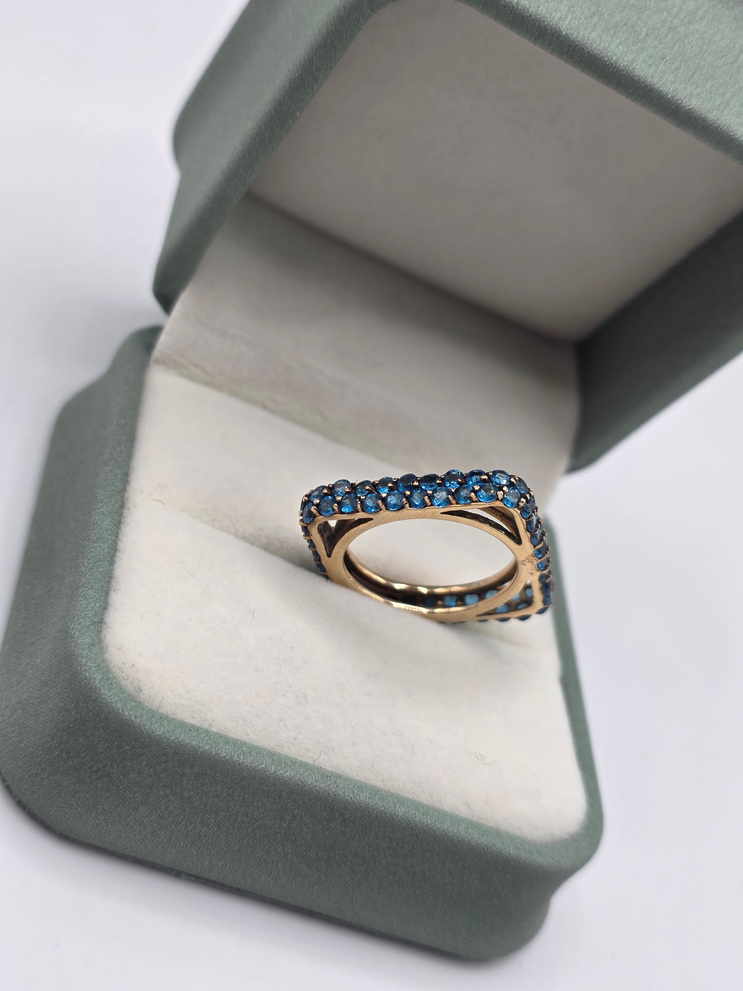 Unusual 9ct gold blue cz ring