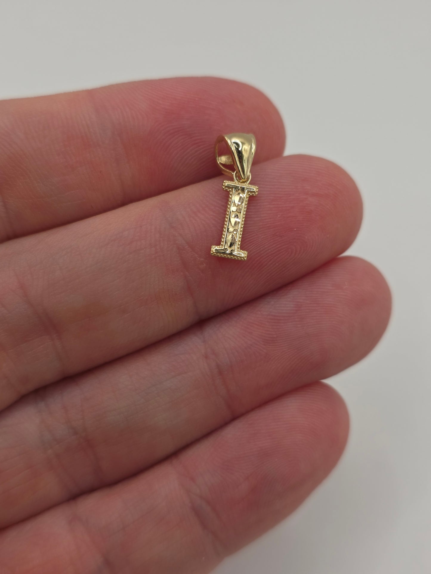 9ct gold initial I pendant