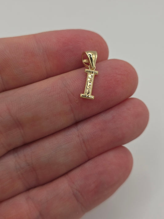 9ct gold initial I pendant