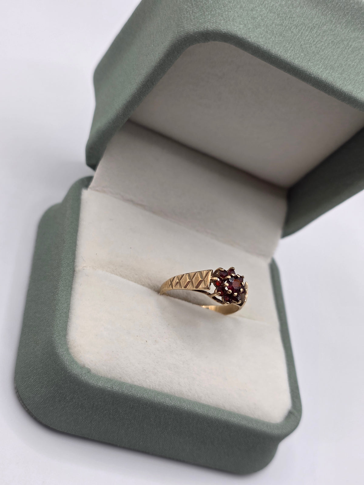 Vintage 9ct gold garnet ring