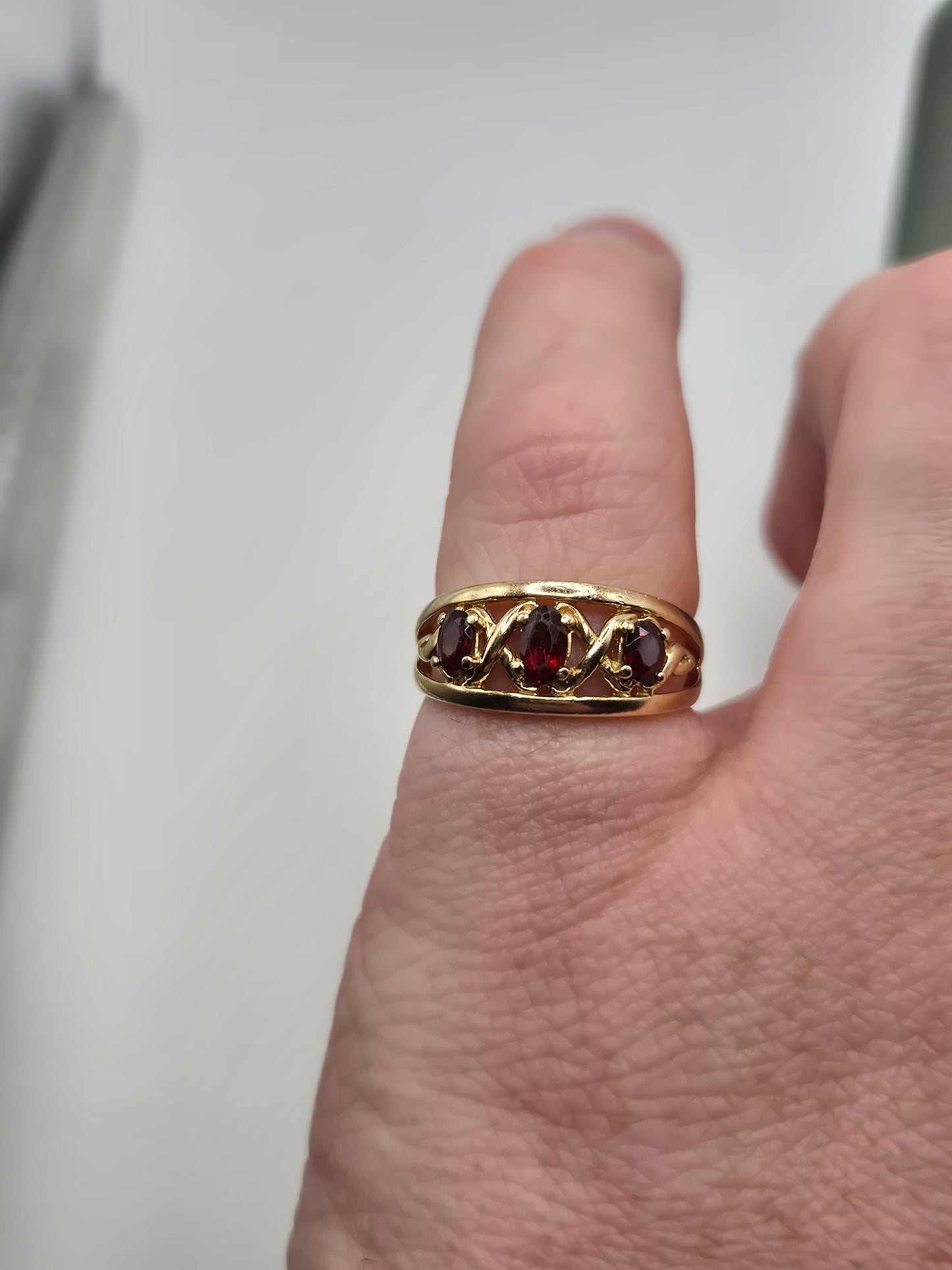 9ct gold garnet ring