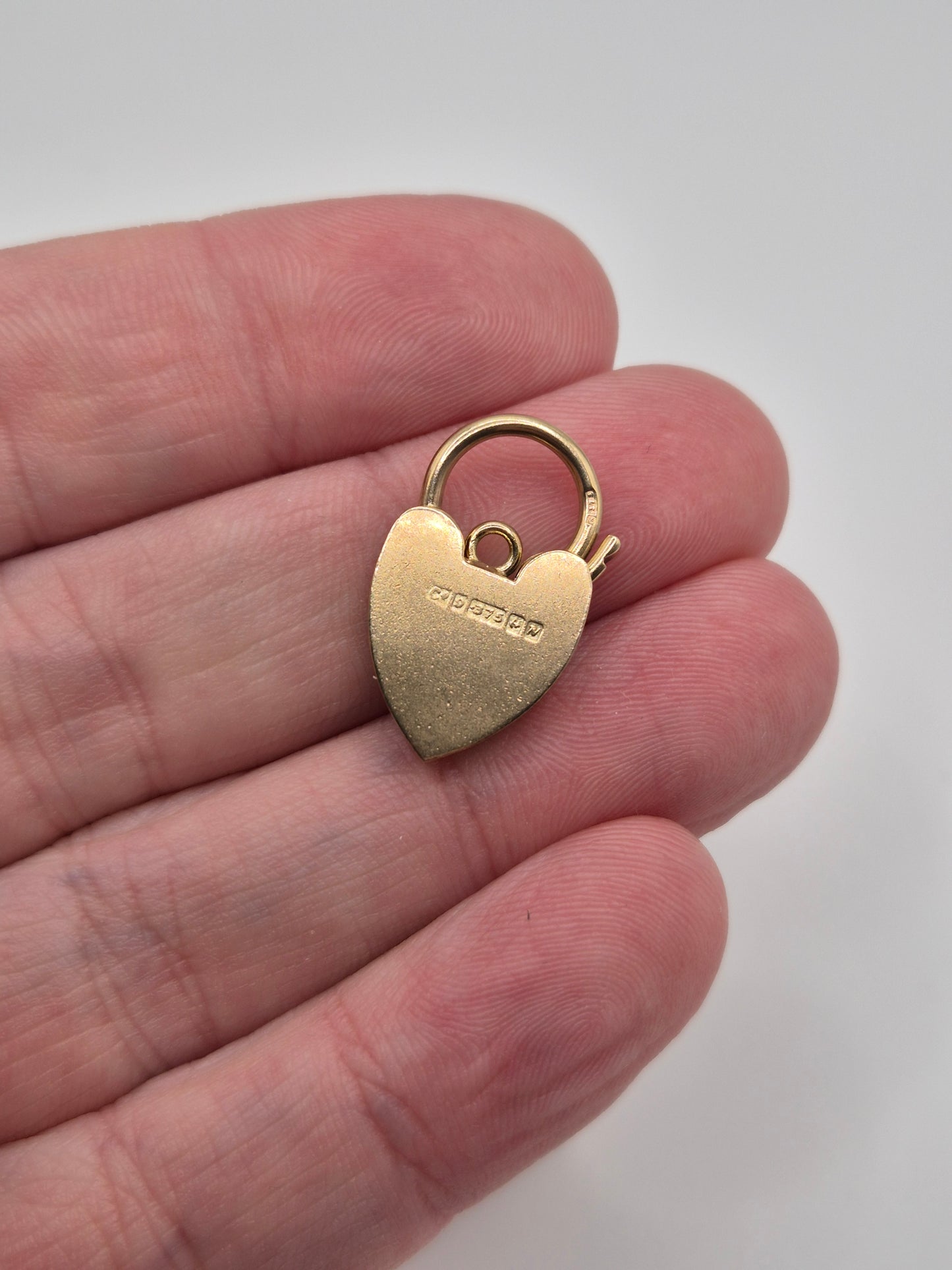 9ct gold padlock (29)