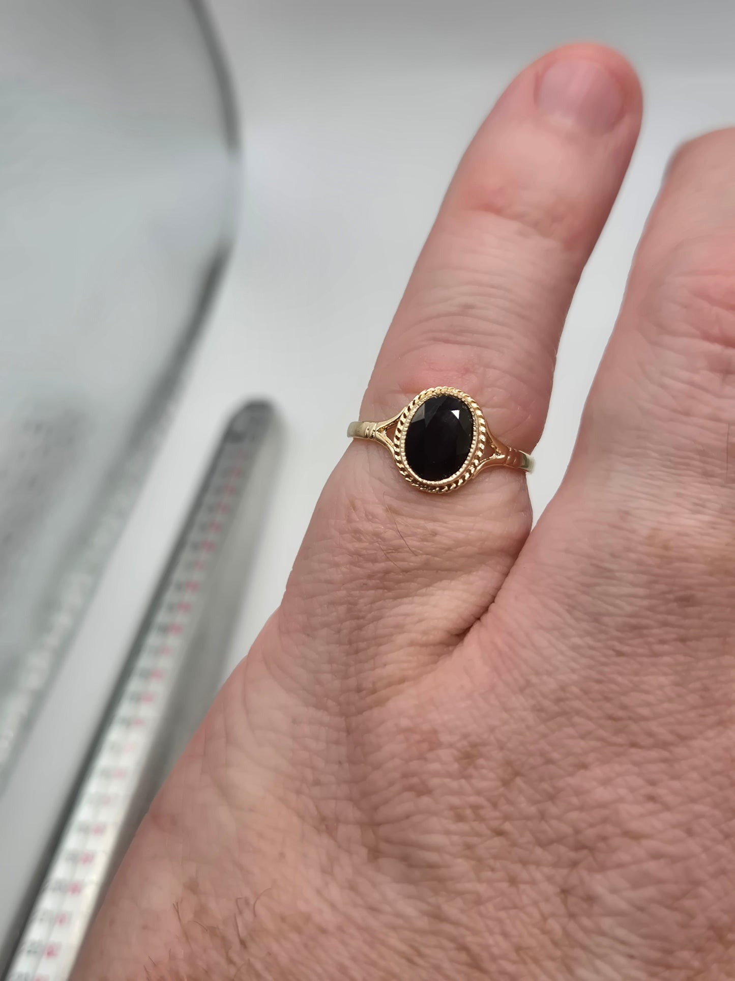9ct gold garnet ring