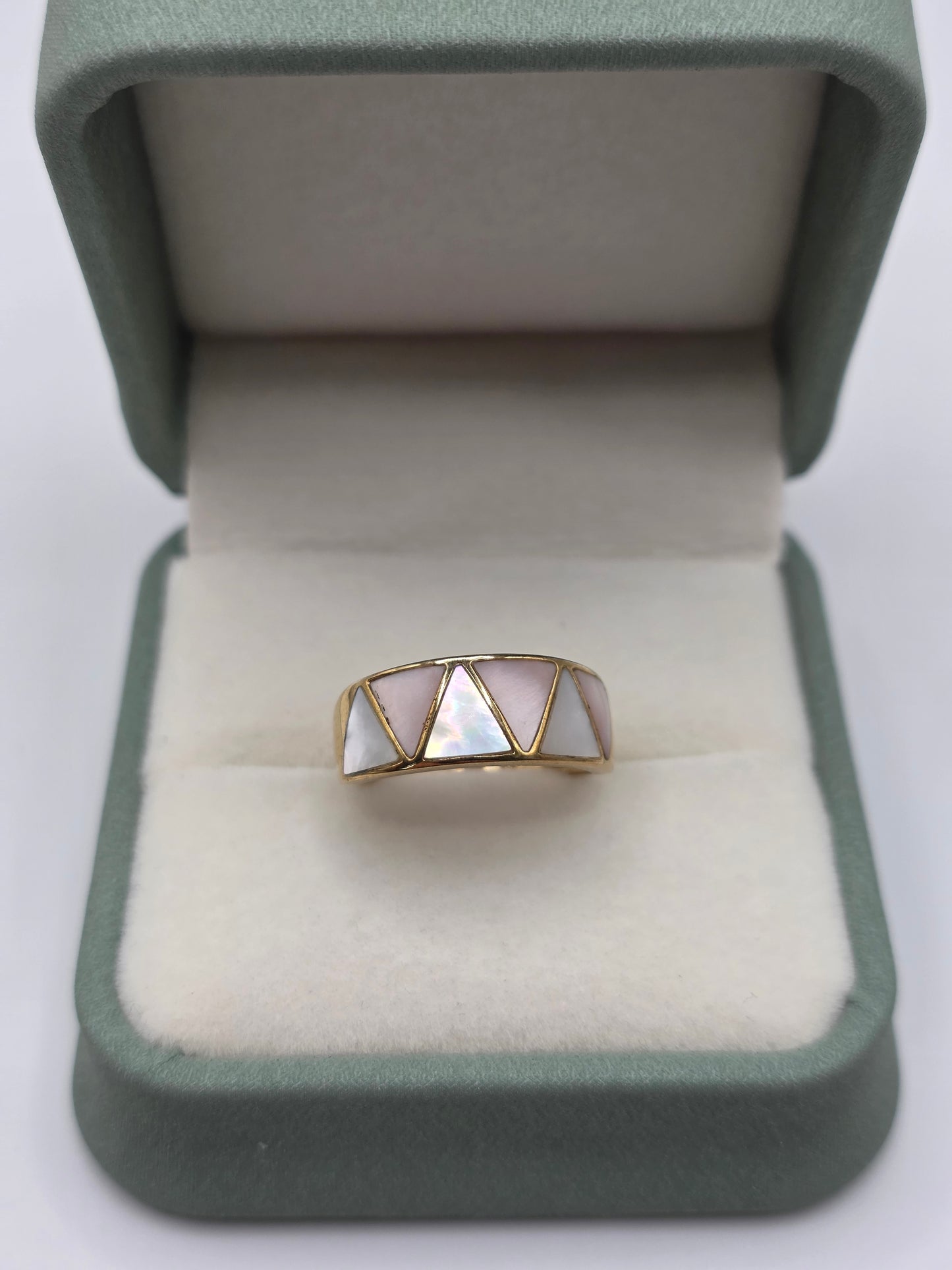 9ct gold mother of pearl ring
