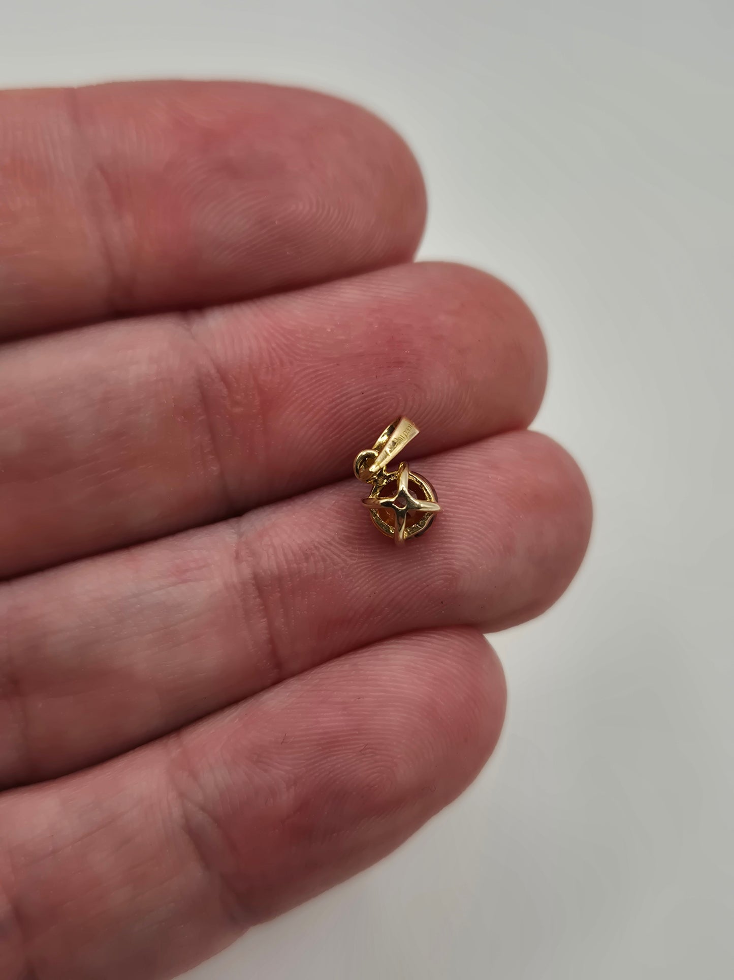 9ct gold 0.7 carat cognac zorcon pendant