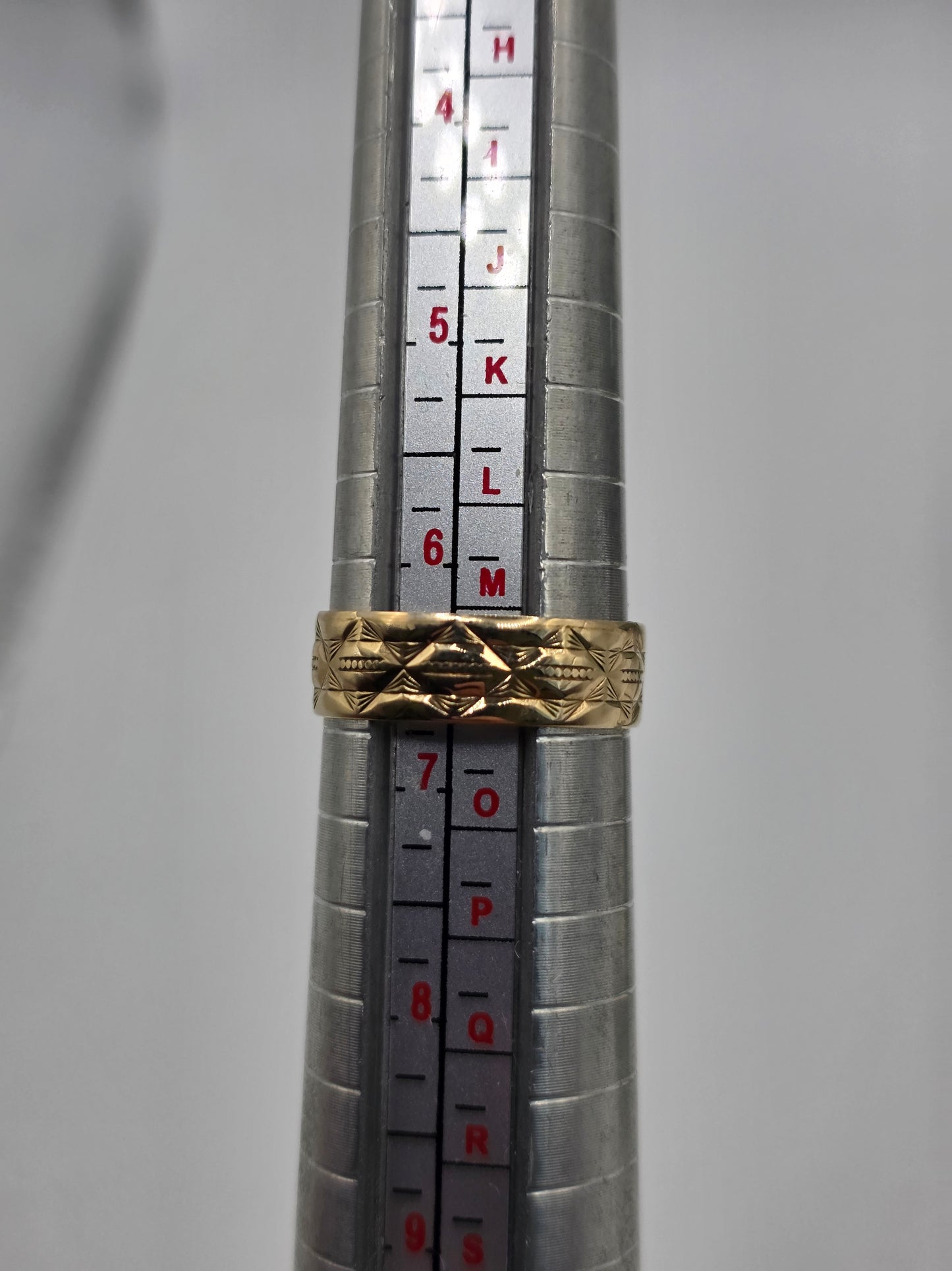 9ct gold patterned band ring