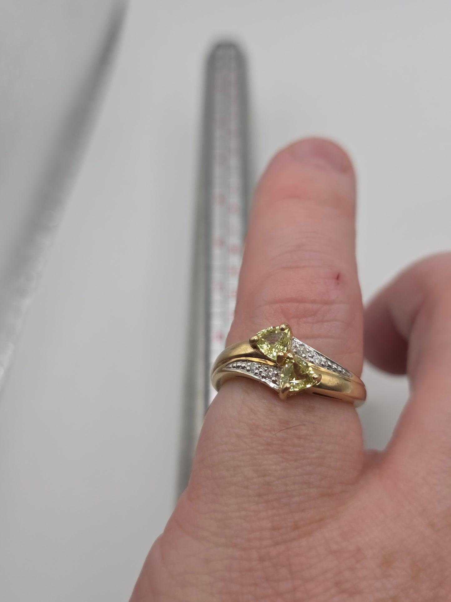 9ct gold peridot and diamond ring