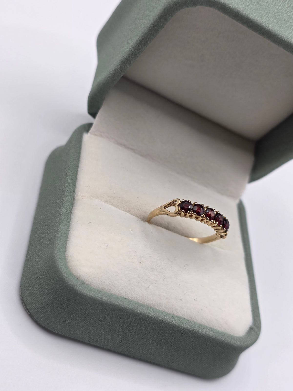 9ct gold garnet ring