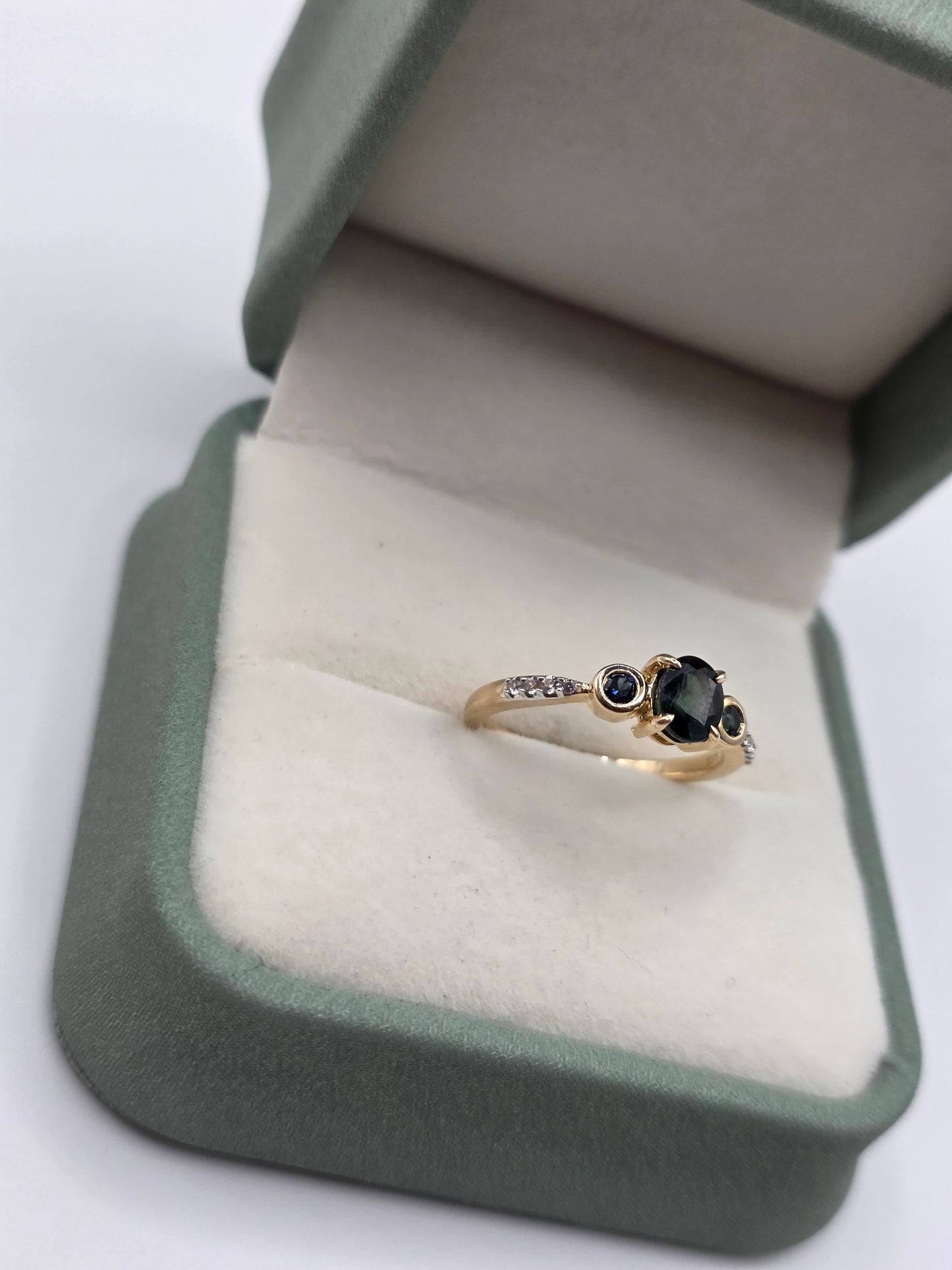 9ct gold spinel ring