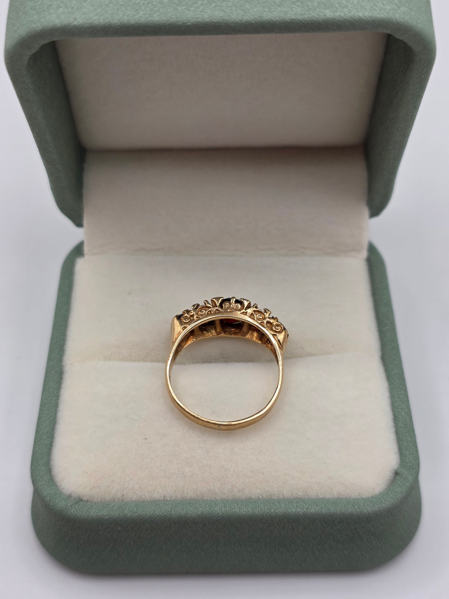 9ct gold garnet ring