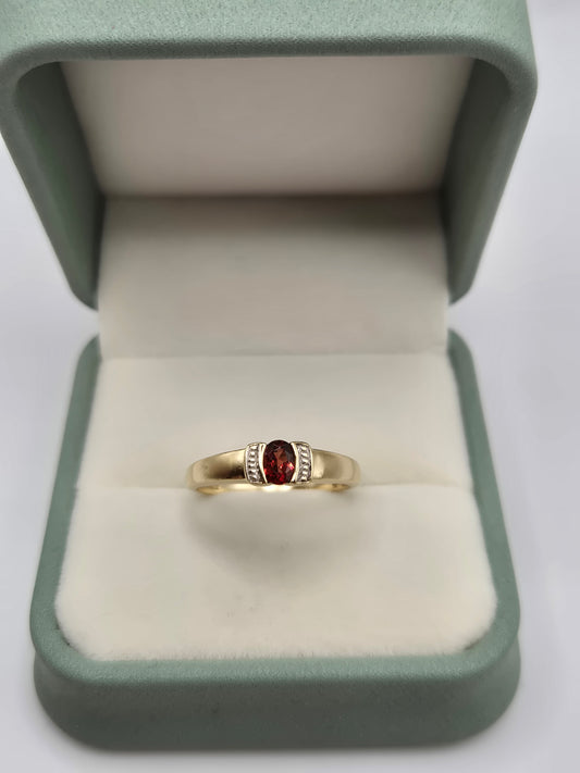 9ct gold garnet ring
