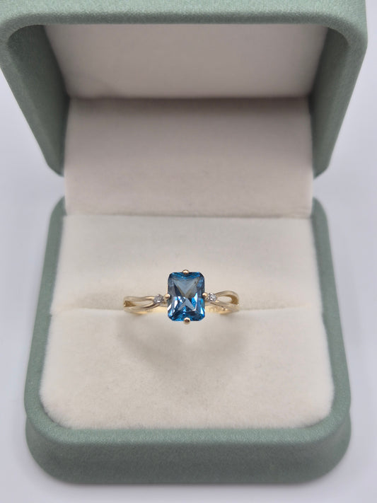 9ct gold topaz and diamond ring