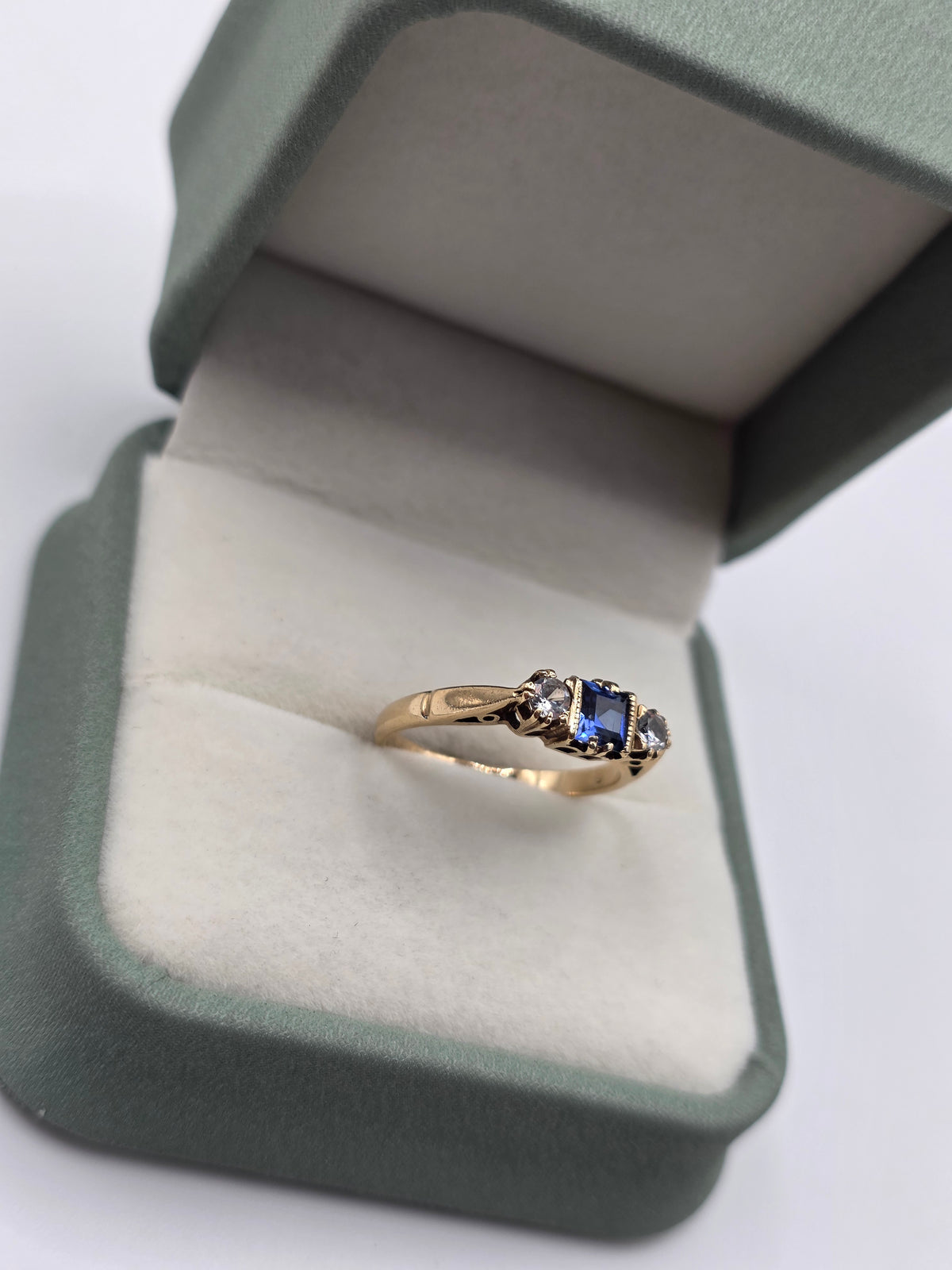9ct gold synthetic sapphire ring