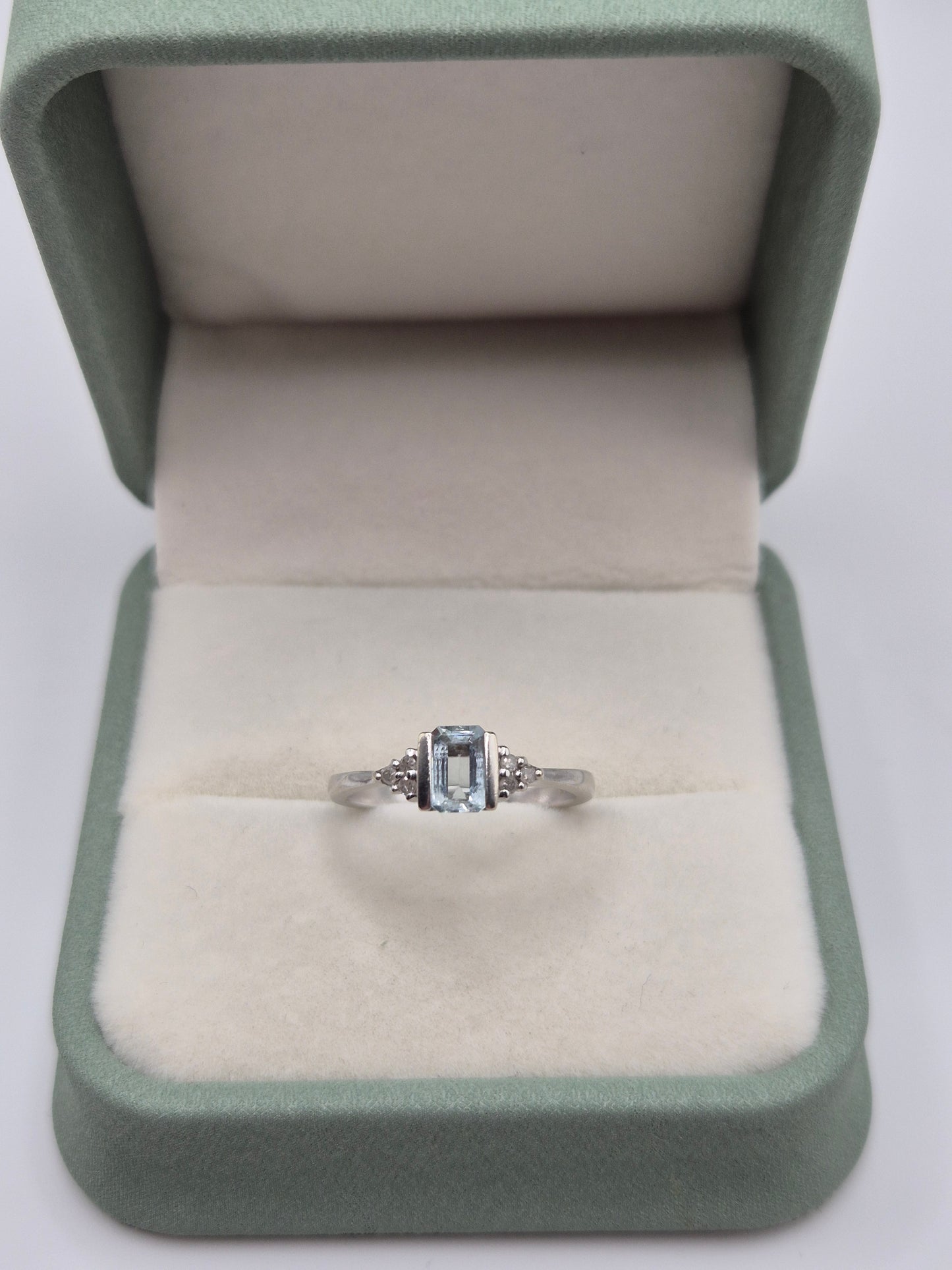 9ct white gold aquamarine and diamond ring