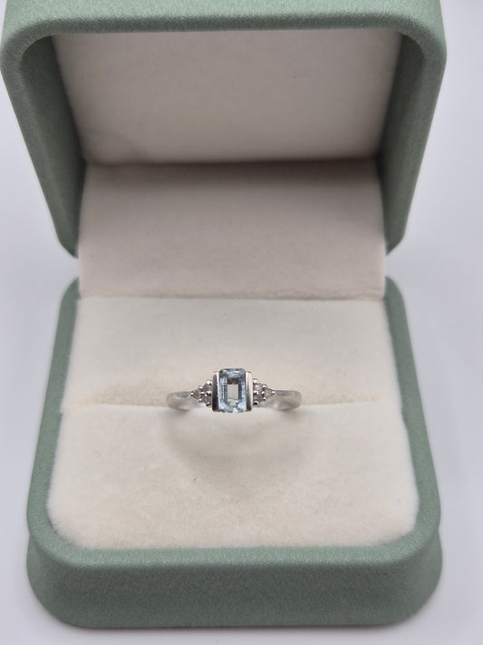 9ct white gold aquamarine and diamond ring
