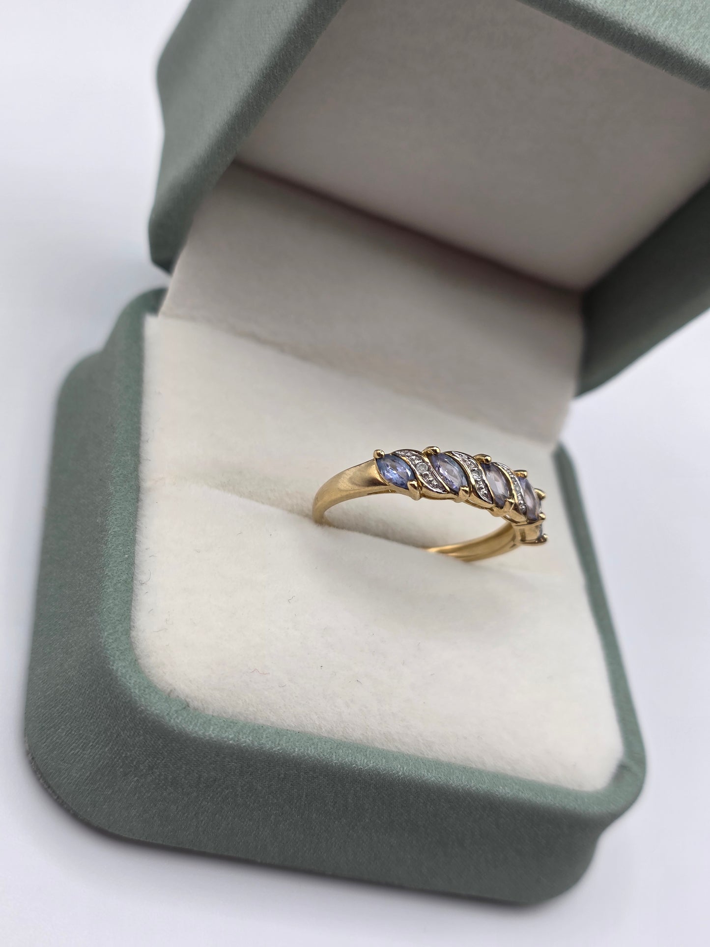 9ct gold tanzanite and diamond ring