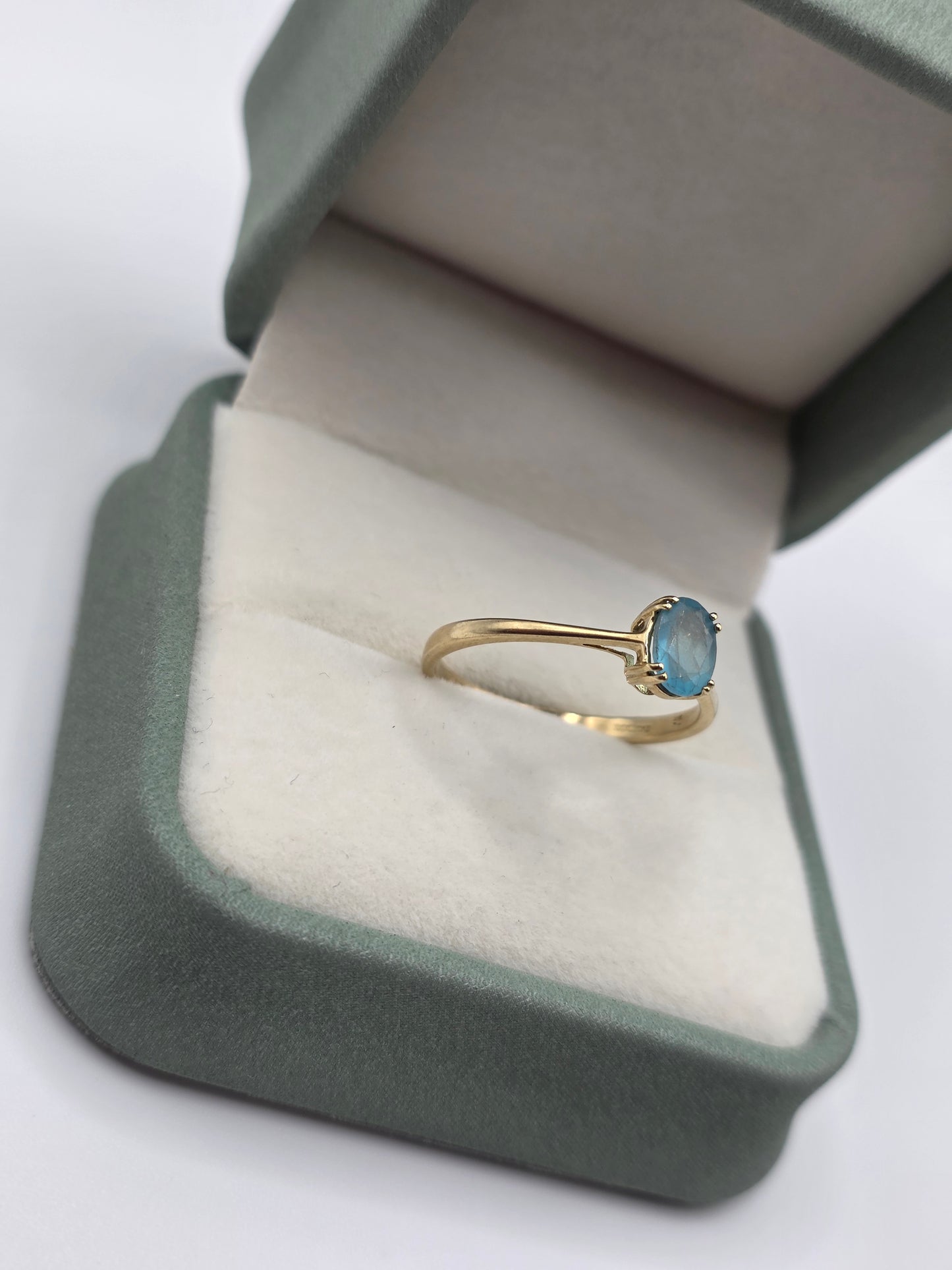 9ct gold blue apatite ring