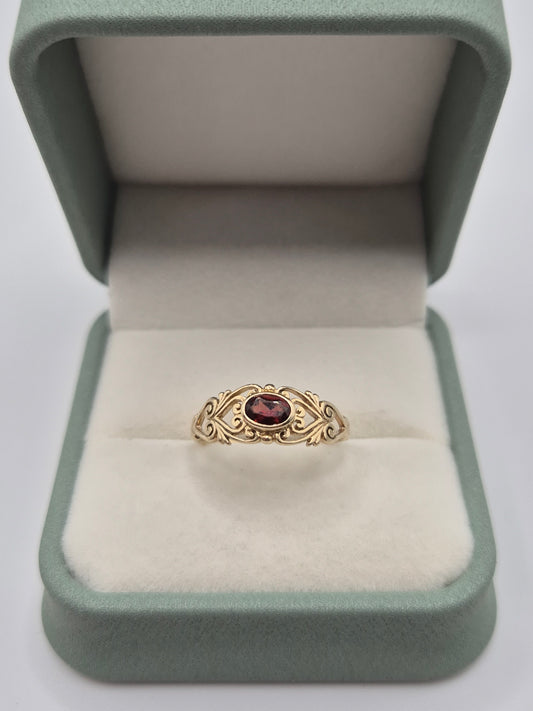 9ct gold garnet ring