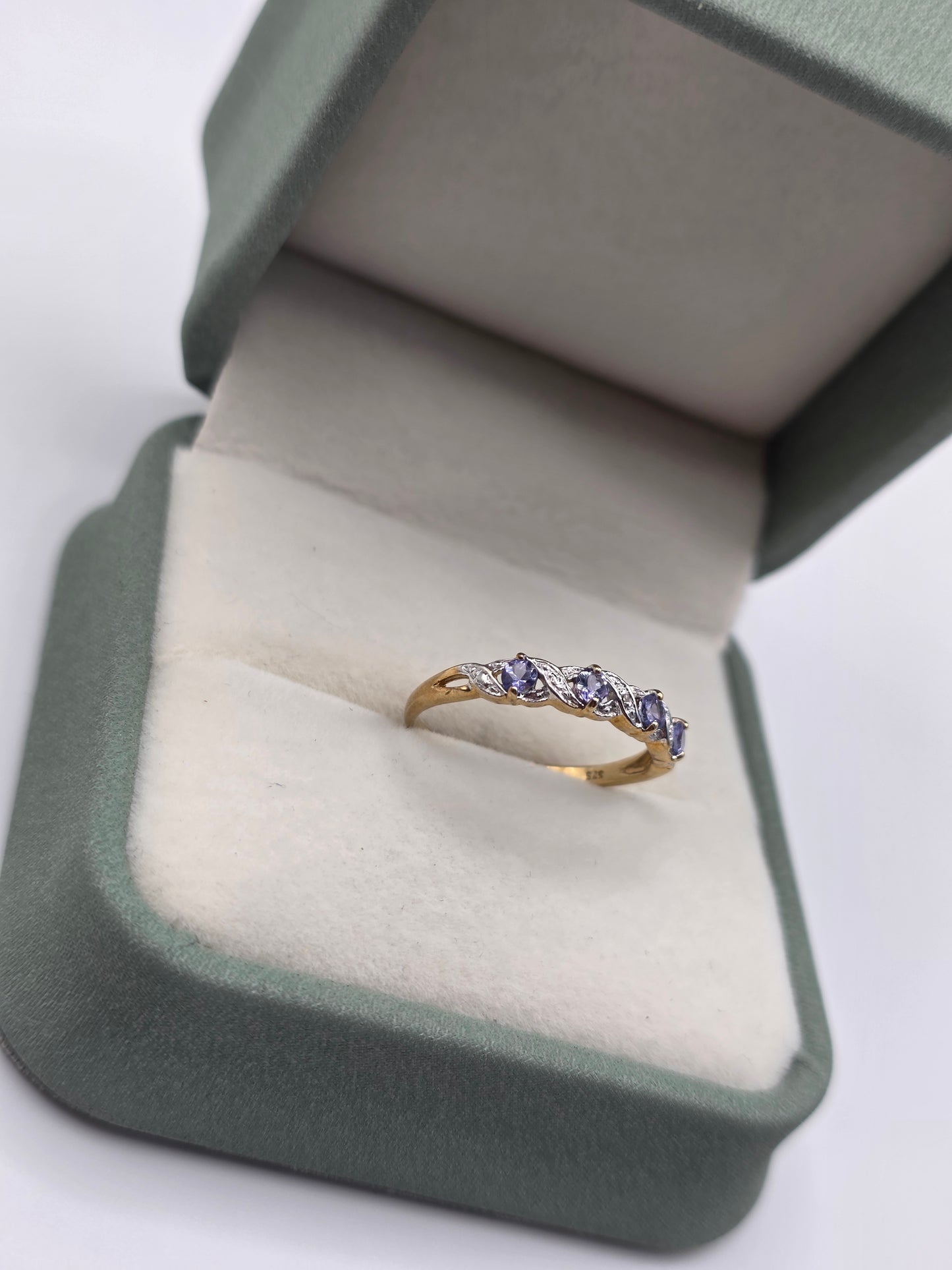 9ct gold tanzanite and diamond ring