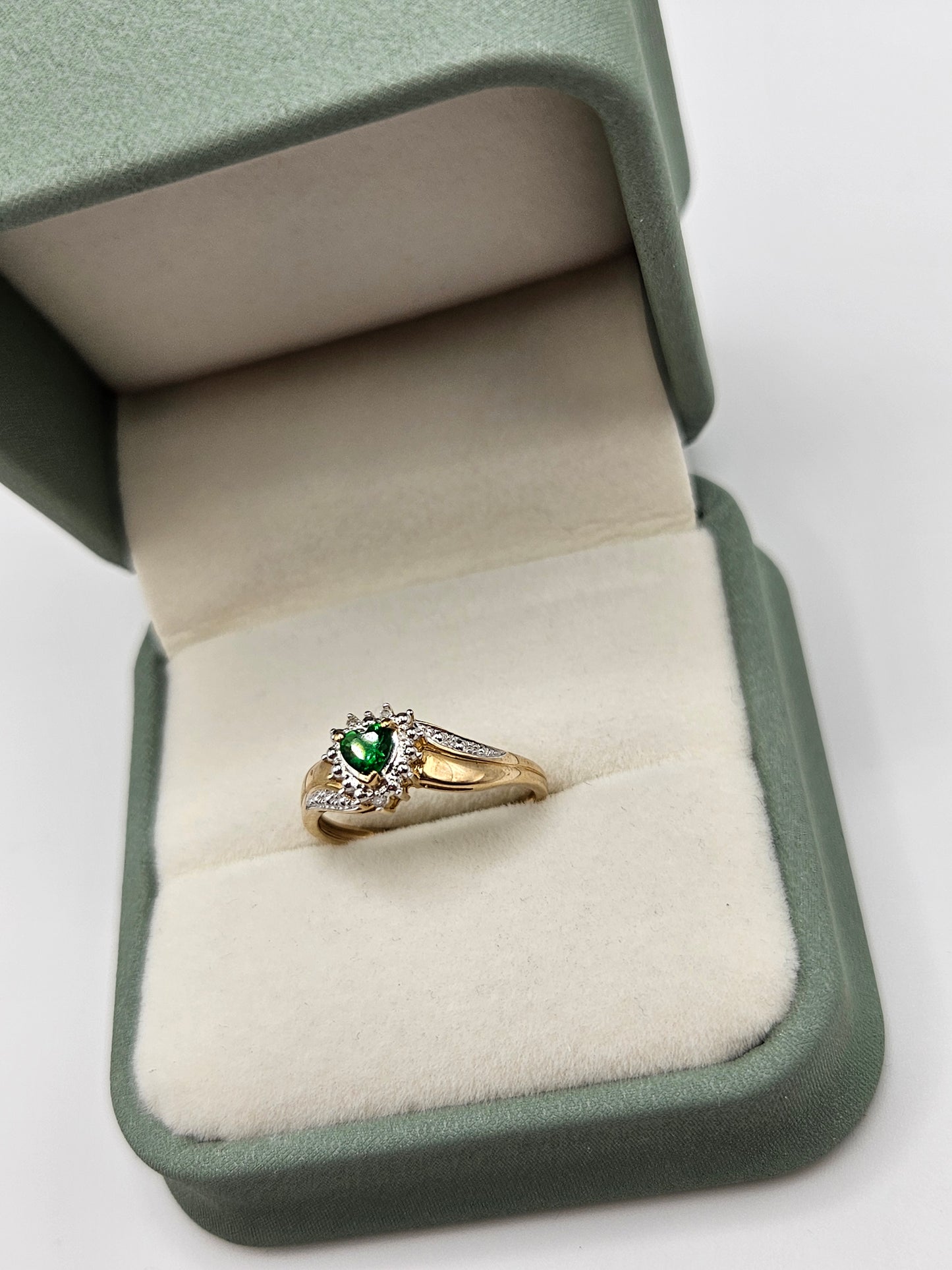 9ct gold diopside and diamond ring