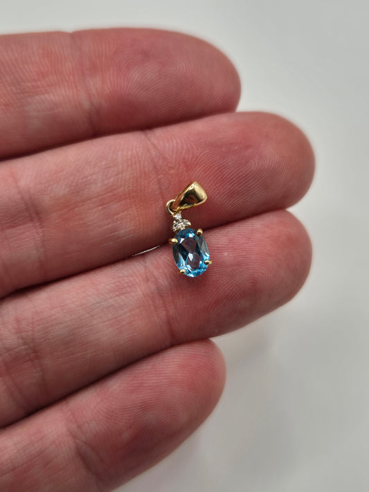 9ct gold topaz and diamond pendant