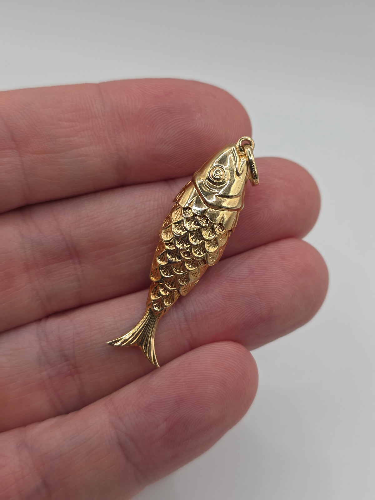 9ct gold articulated fish pendant