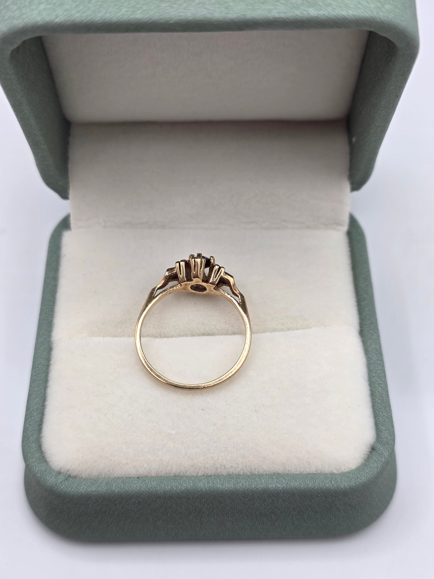 9ct gold garnet ring