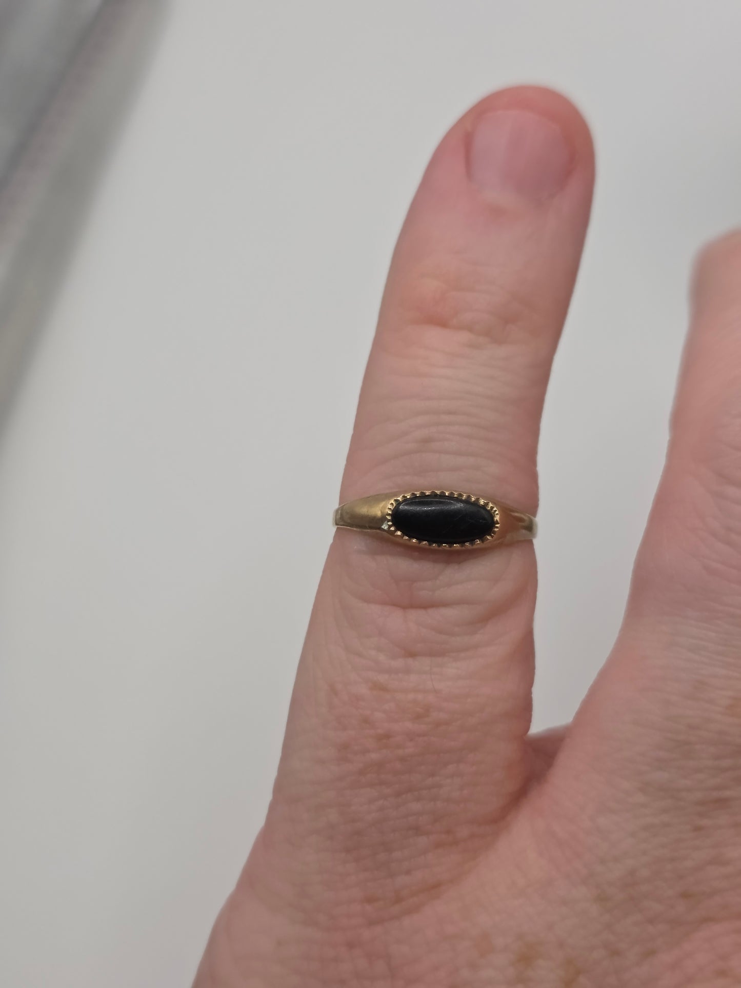 9ct gold onyx ring