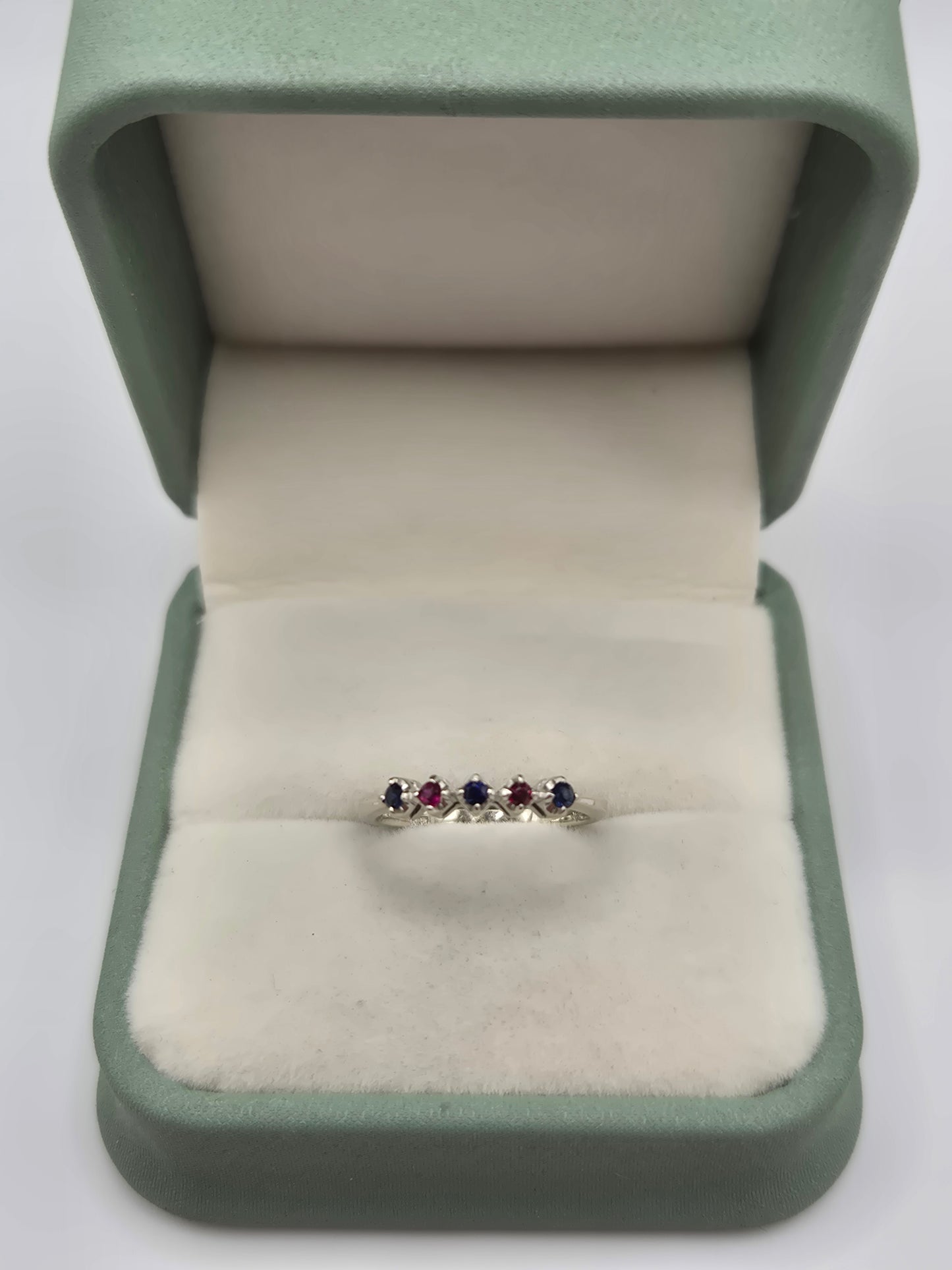 18ct white gold garnet and sapphire ring