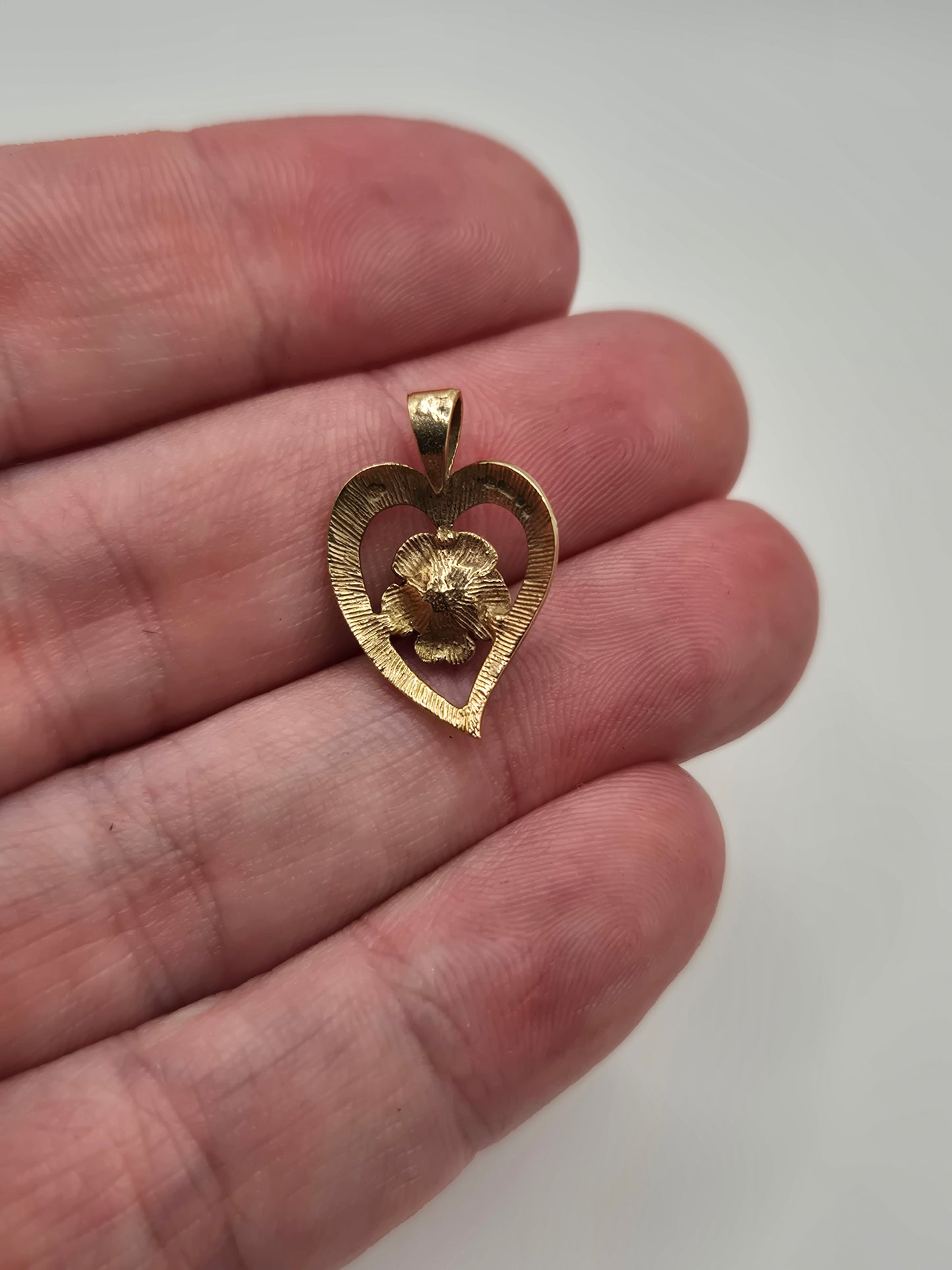 9ct gold rose heart pendant