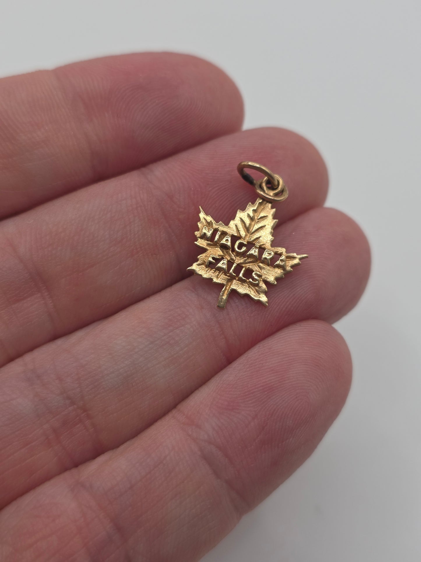 9ct gold niagara falls maple leaf charm