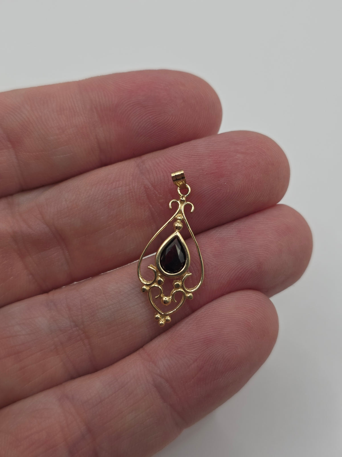 9ct gold garnet pendant