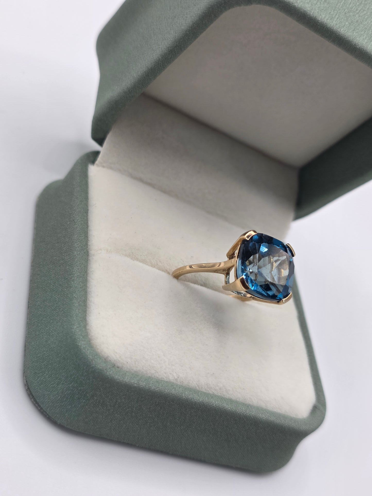 9ct gold topaz ring