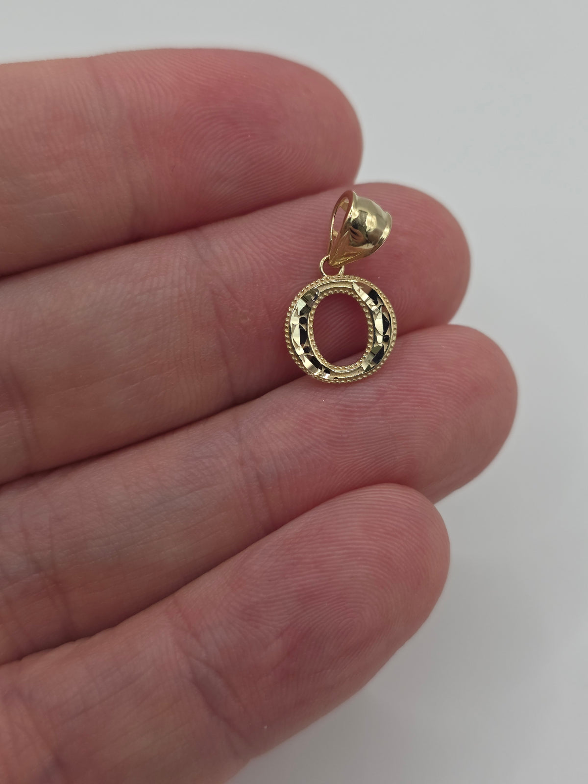 9ct gold initial O pendant