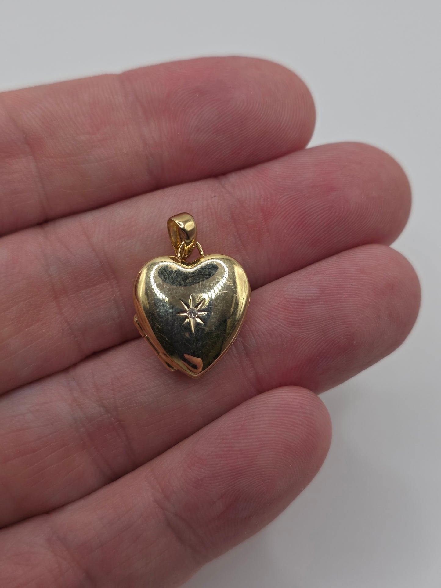 9ct gold diamond locket pendant