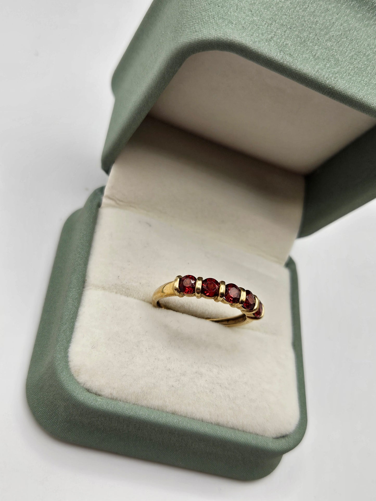 9ct gold garnet ring