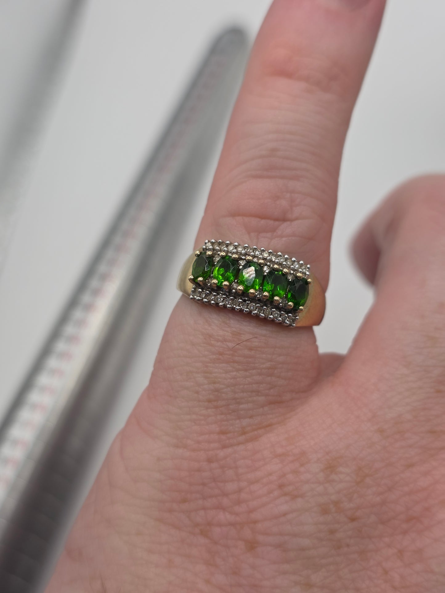 9ct gold diopside and diamond ring