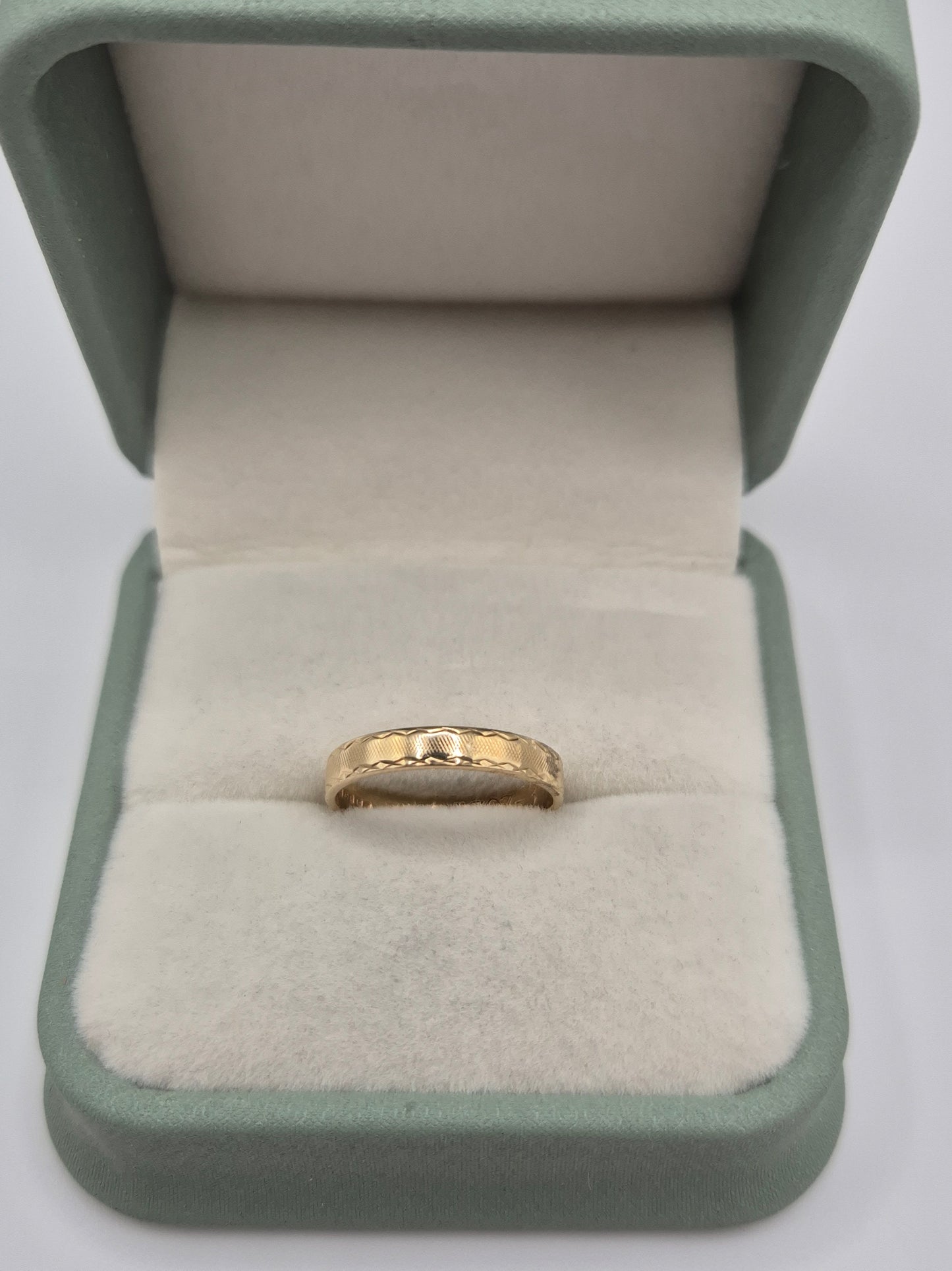 9ct gold patterned band ring