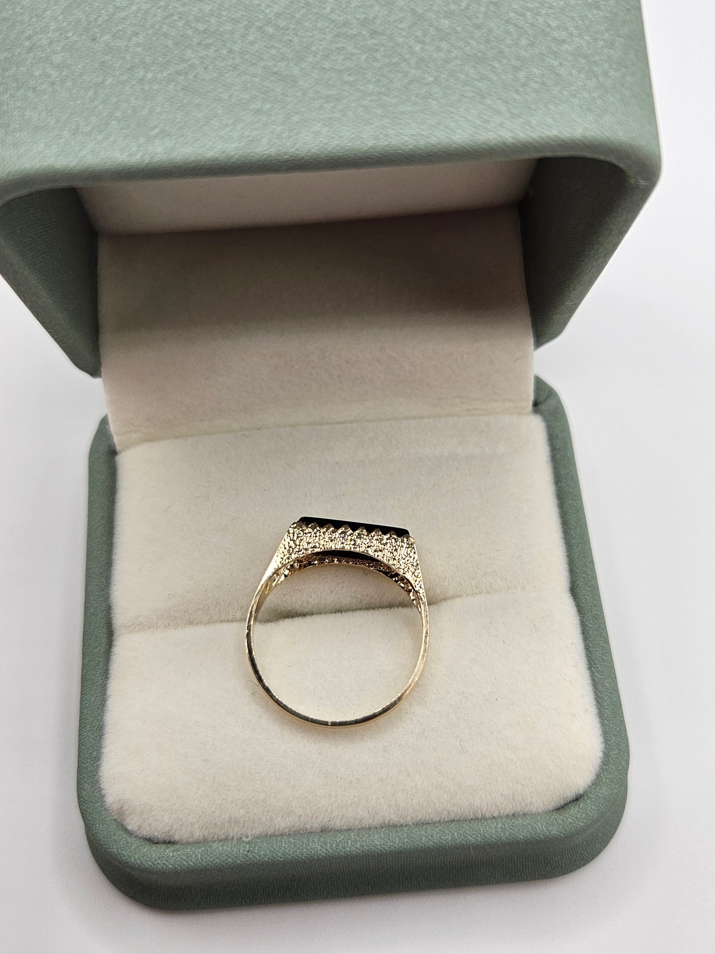 9ct gold onyx ring