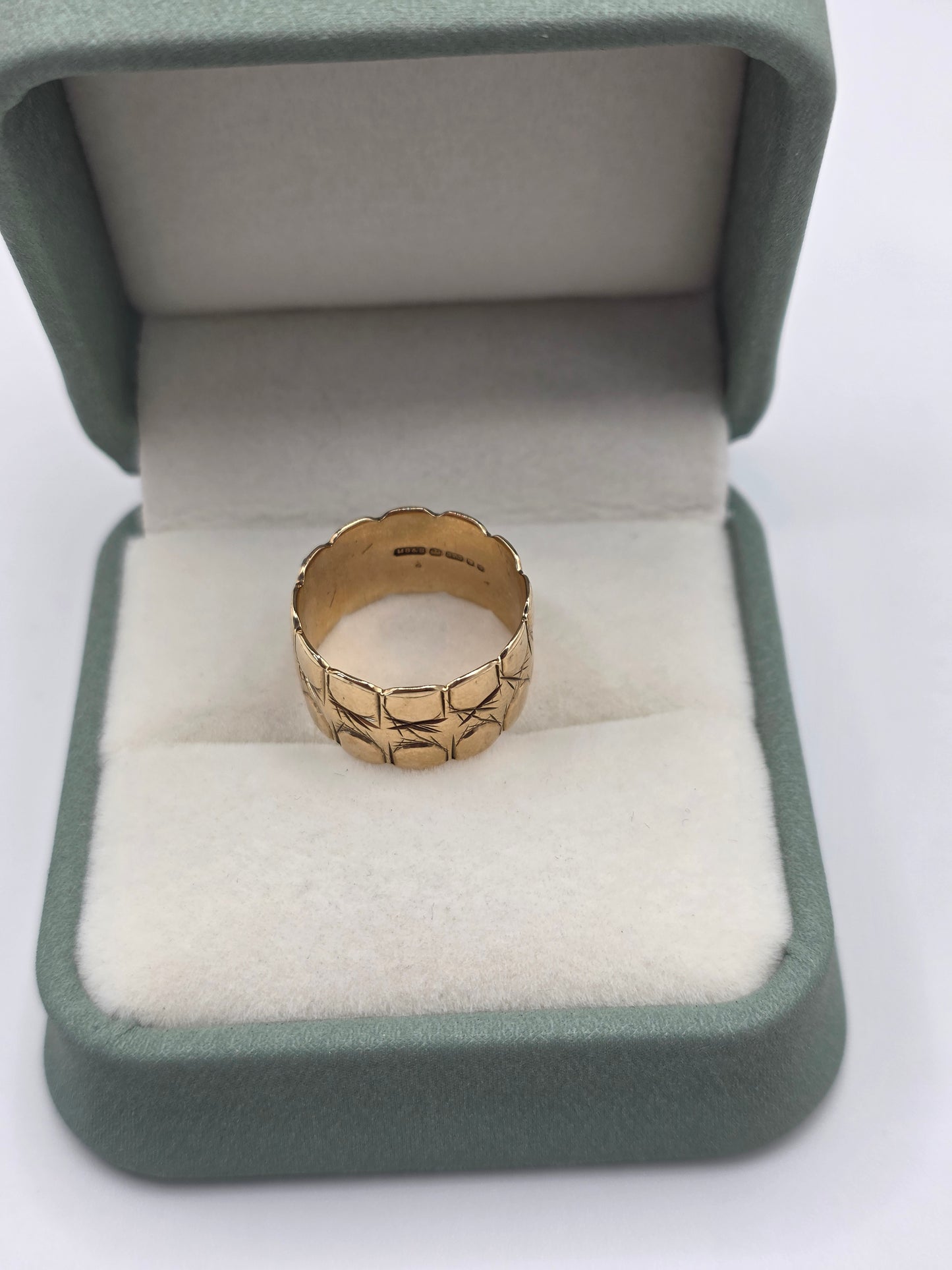 9ct gold patterned band ring