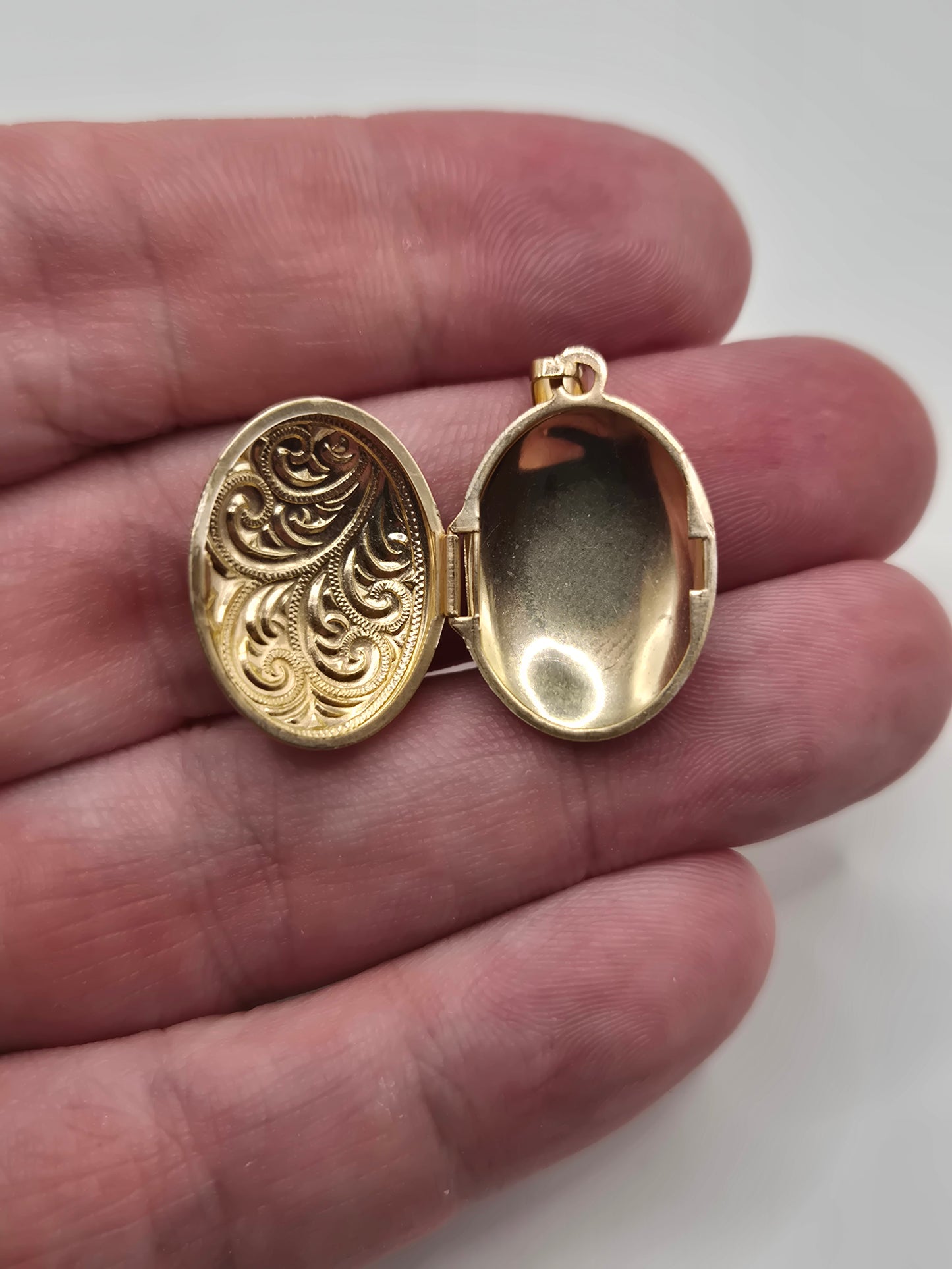 9ct gold floral locket