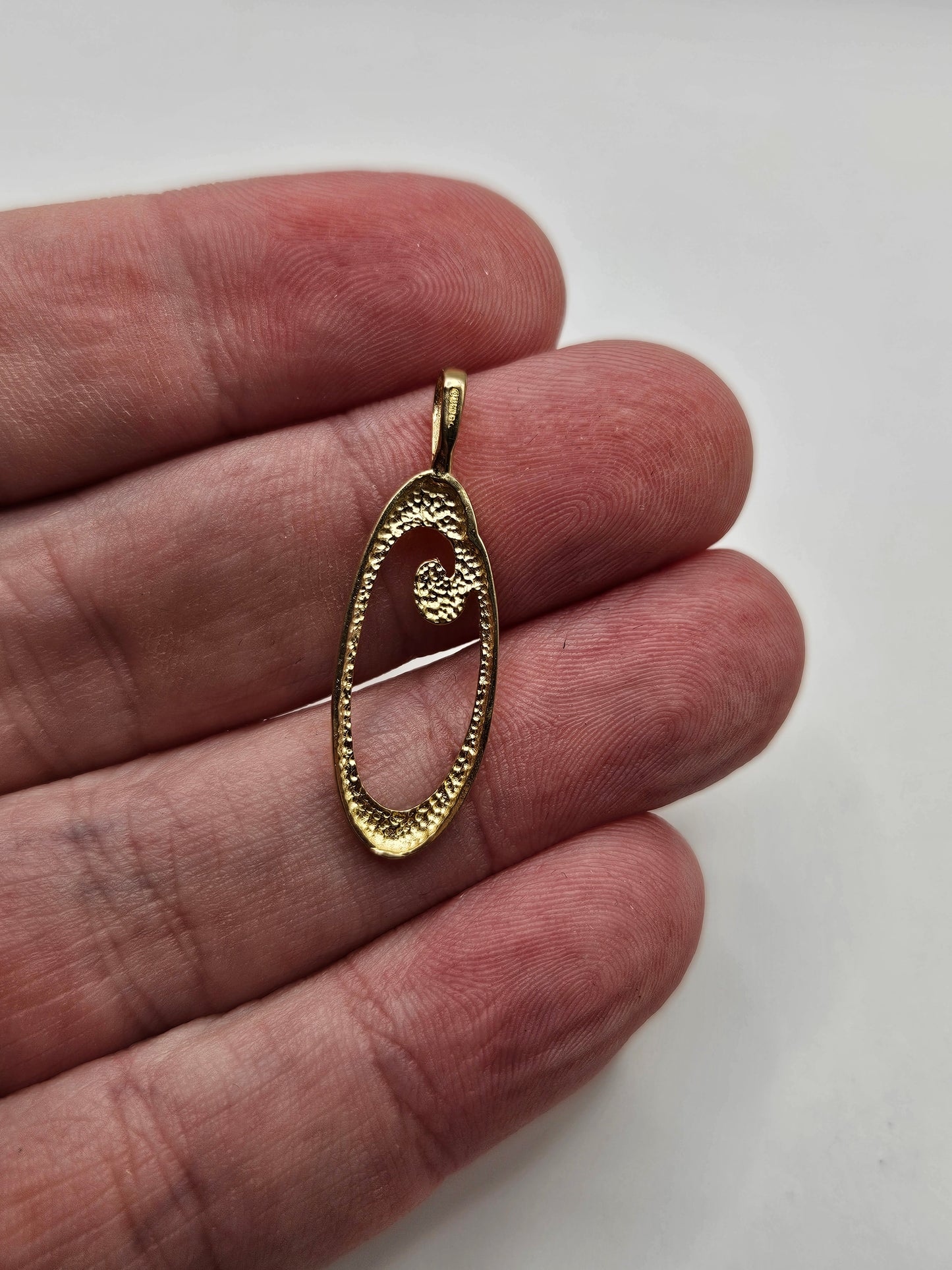 9ct gold initial pendant