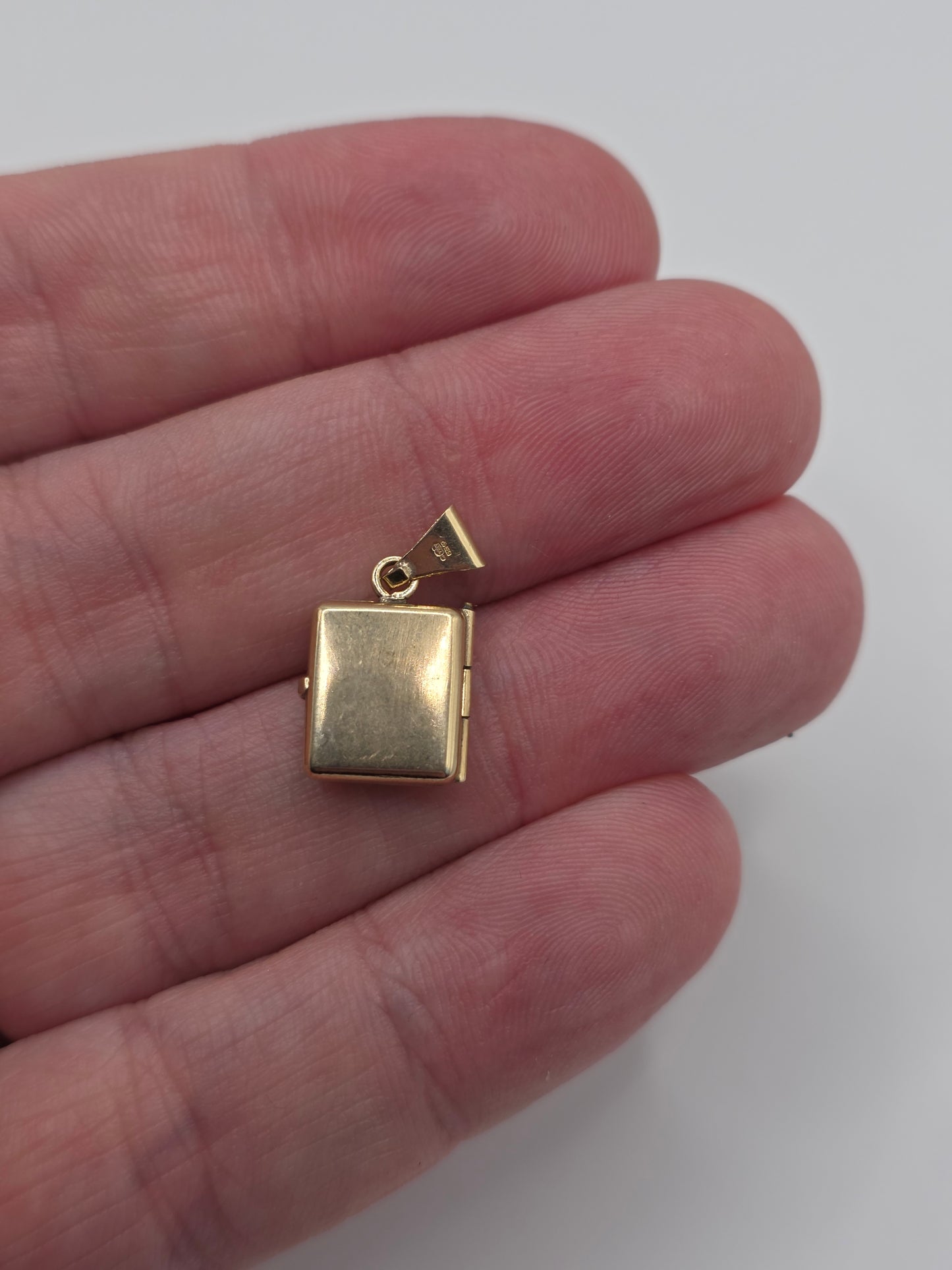 9ct gold bible locket pendant