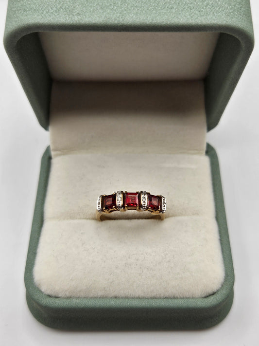 9ct gold garnet and diamond ring