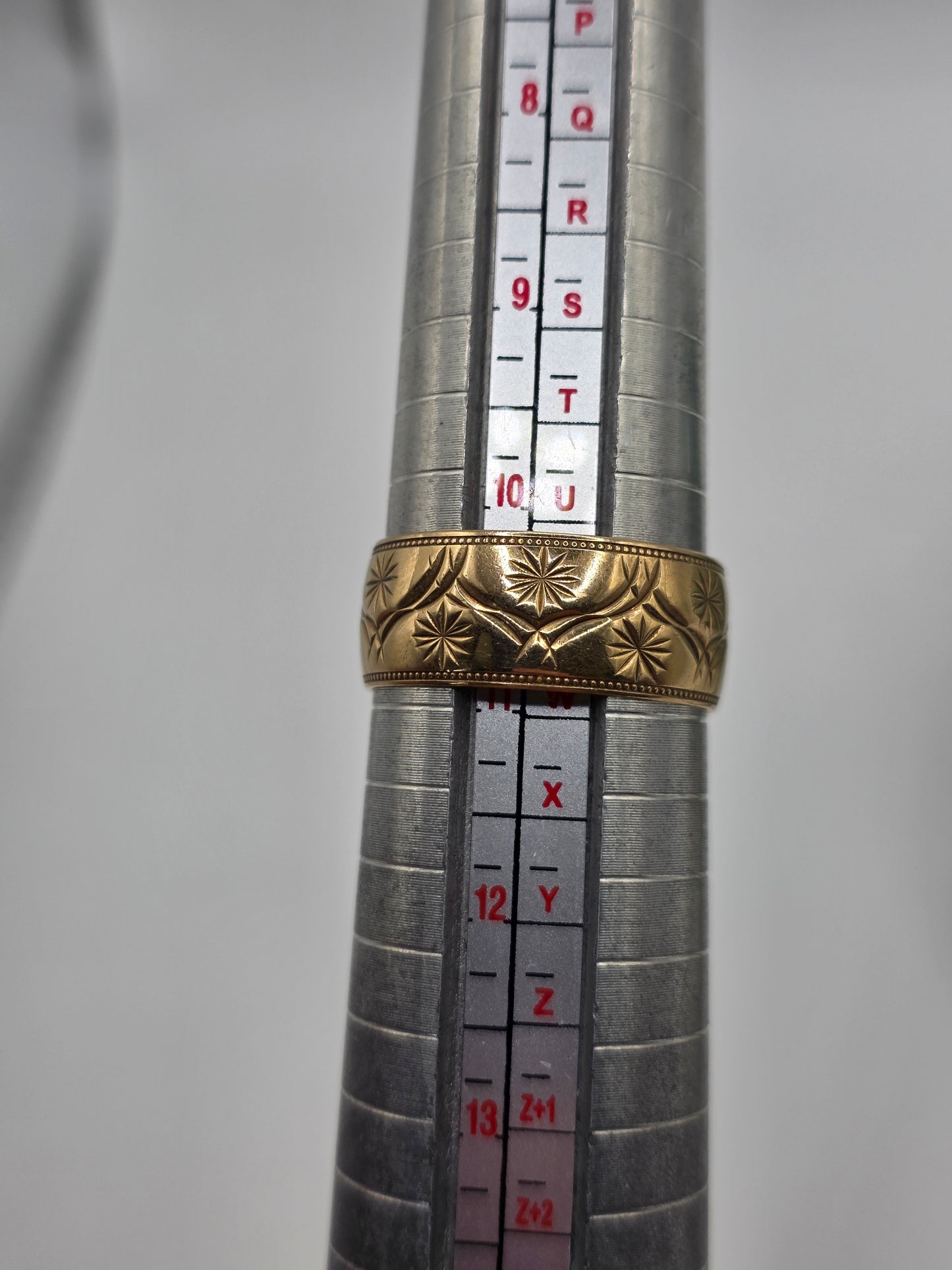 Vintage heavy 9ct gold patterned band ring
