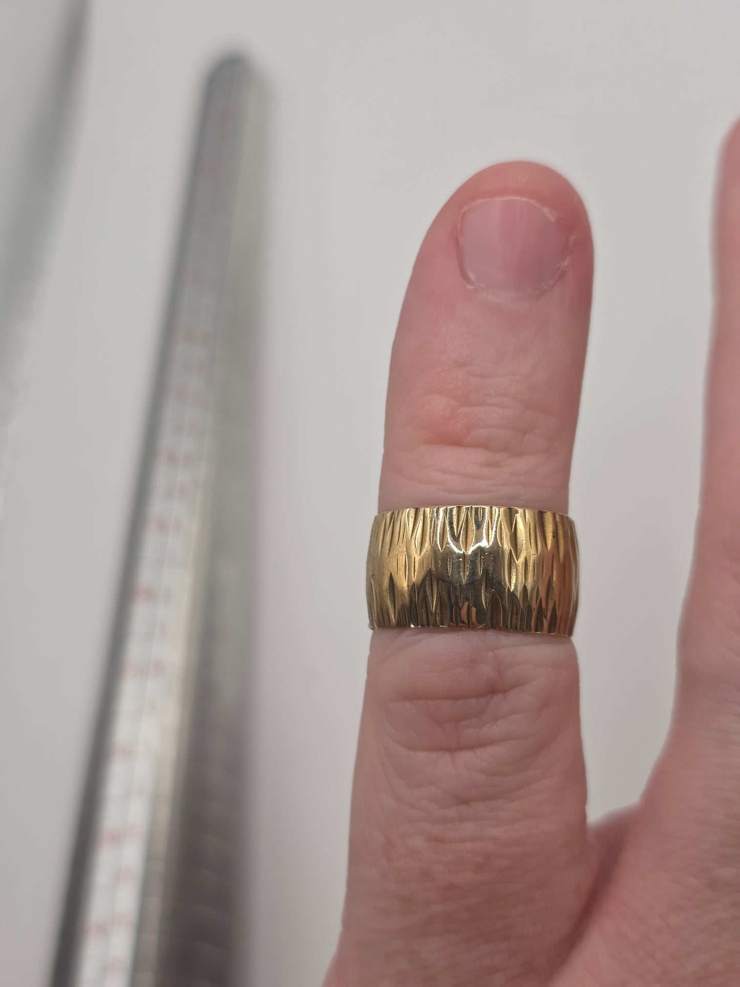 9ct gold patterned band ring