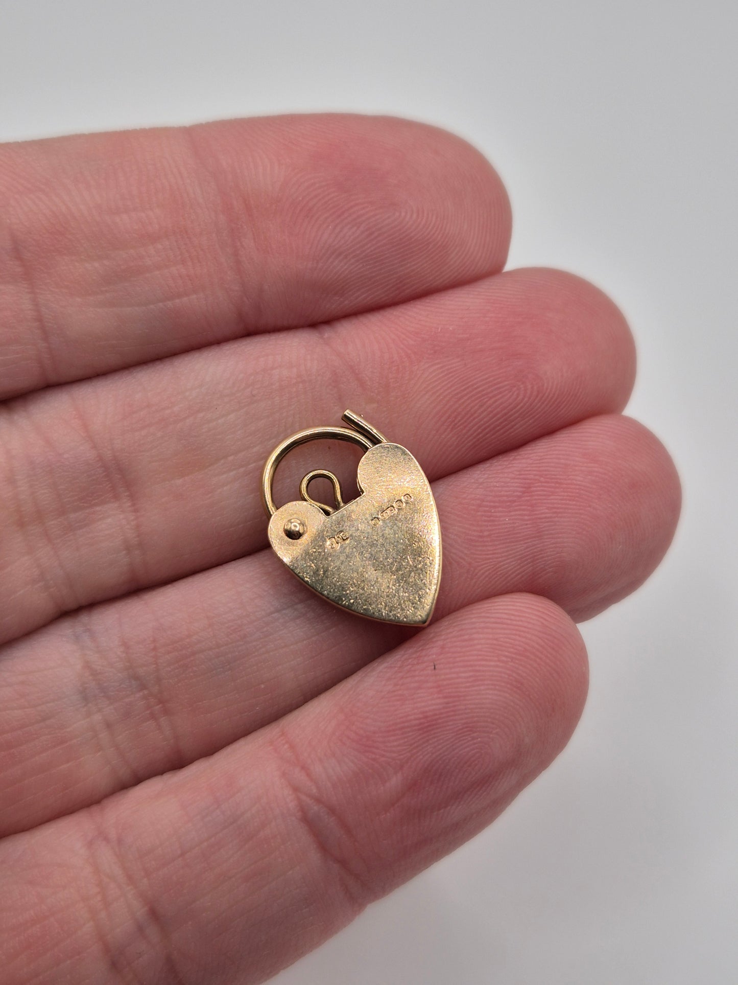 9ct gold padlock (30)