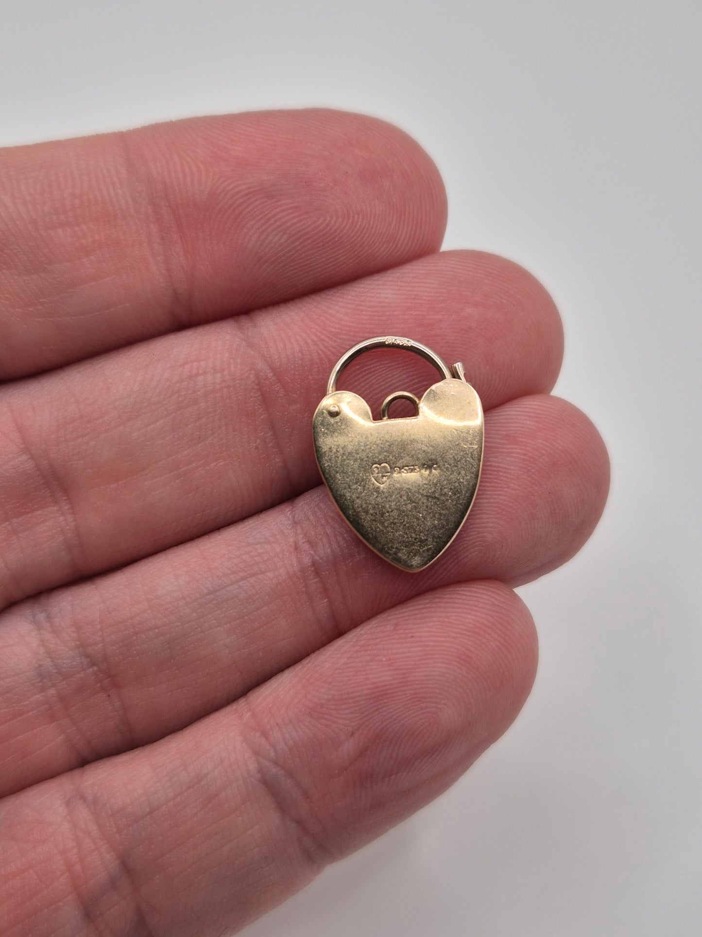 9ct gold padlock (25)